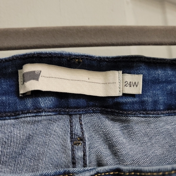 Levi's Straight Leg Crop Jeans - Picture 2 of 5